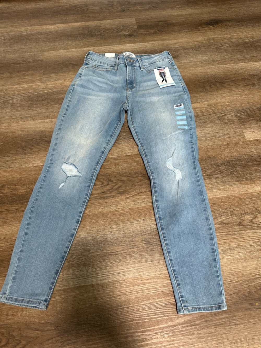 NEW Denizen by Levi’s high rise skinny distressed jeans size 6